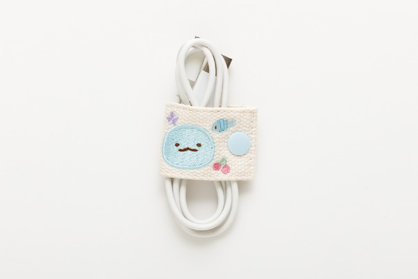 「とかげ　コードホルダー」使用例（C）2025 SAN-X CO., LTD. ALL RIGHTS RESERVED.