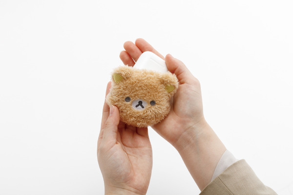 「リラックマ　ぬいぐるみミニポーチ」使用例（C）2025 SAN-X CO., LTD. ALL RIGHTS RESERVED.