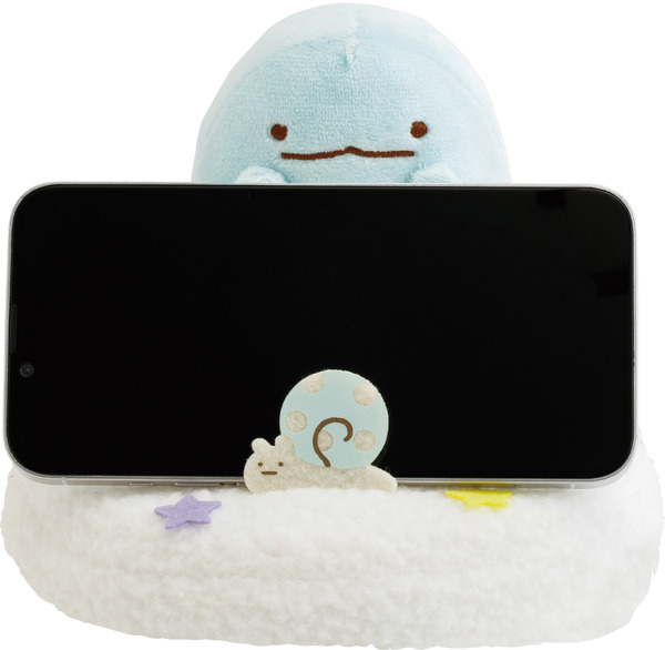 「とかげ　スマホスタンドぬいぐるみ」使用例（C）2025 SAN-X CO., LTD. ALL RIGHTS RESERVED.