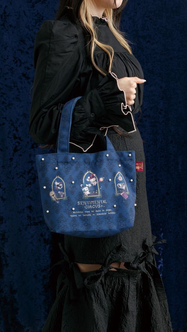 センチメンタルサーカス新テーマ 永遠の魔法と願いのグリモワール「ミニトートバッグ」使用例（C）2025 SAN-X CO., LTD. ALL RIGHTS RESERVED.