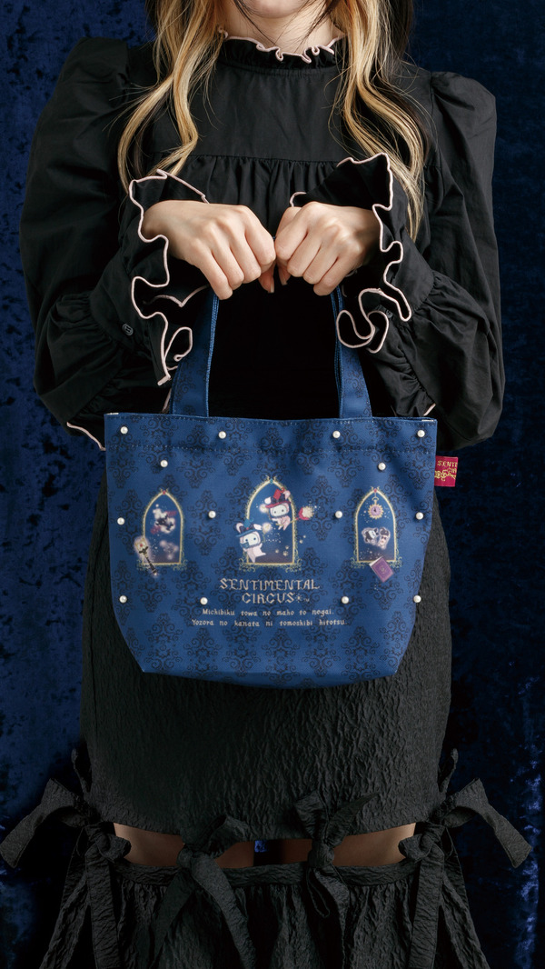 センチメンタルサーカス新テーマ 永遠の魔法と願いのグリモワール「ミニトートバッグ」使用例（C）2025 SAN-X CO., LTD. ALL RIGHTS RESERVED.