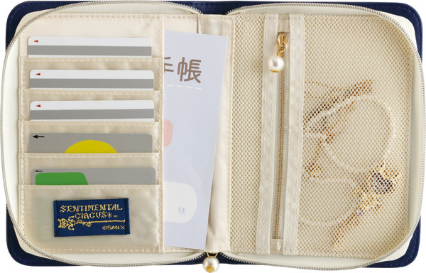 センチメンタルサーカス新テーマ 永遠の魔法と願いのグリモワール「魔導書マルチケース」使用例（C）2025 SAN-X CO., LTD. ALL RIGHTS RESERVED.