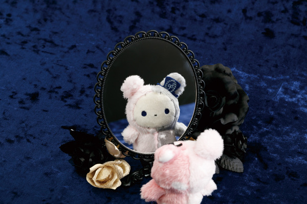 センチメンタルサーカス新テーマ 永遠の魔法と願いのグリモワール「ハンドミラー」使用例（C）2025 SAN-X CO., LTD. ALL RIGHTS RESERVED.