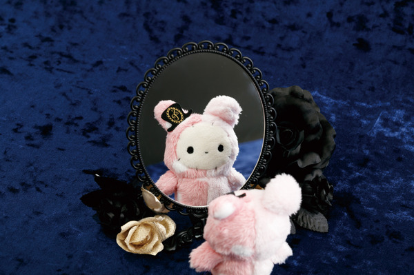 センチメンタルサーカス新テーマ 永遠の魔法と願いのグリモワール「ハンドミラー」使用例（C）2025 SAN-X CO., LTD. ALL RIGHTS RESERVED.