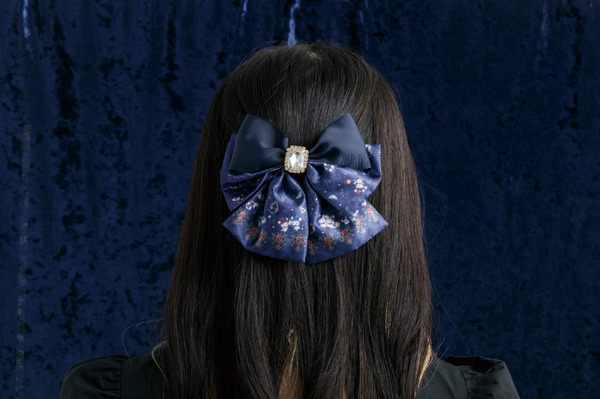 センチメンタルサーカス新テーマ 永遠の魔法と願いのグリモワール「バレッタ」使用例（C）2025 SAN-X CO., LTD. ALL RIGHTS RESERVED.