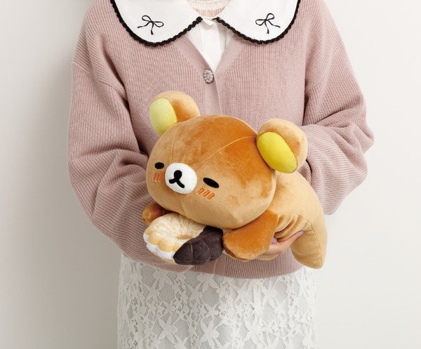 リラックマ×ミスタードーナツ「ドーナツまくまくクッション　リラックマ（エンゼルフレンチ）」使用例（C）MISDO 25（C）SAN-X