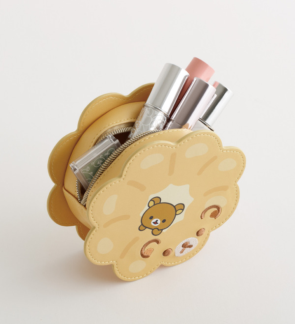 リラックマ×ミスタードーナツ「ドーナツ型ポーチ」使用例（C）MISDO 25（C）SAN-X