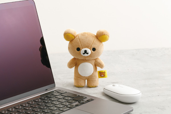 「立てるリラックマ　ミニぬいぐるみ」（C）2025 SAN-X CO., LTD. ALL RIGHTS RESERVED.