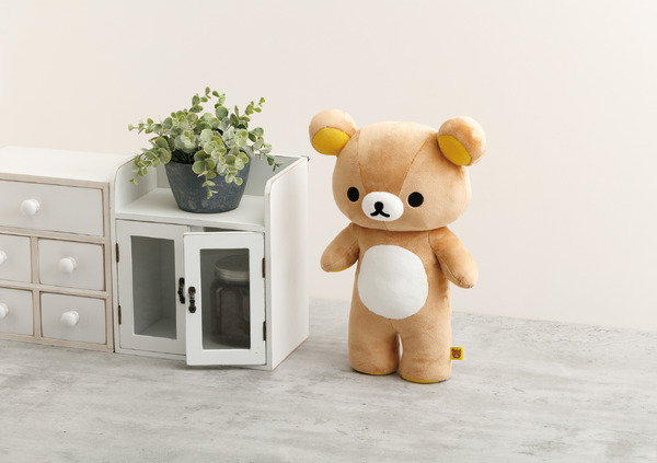 「立てるリラックマぬいぐるみ」イメージ（C）2025 SAN-X CO., LTD. ALL RIGHTS RESERVED.
