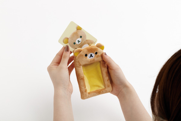 「ぬいぐるみフォトキーホルダー　リラックマ」カード風台紙付き（C）2025 SAN-X CO., LTD. ALL RIGHTS RESERVED.