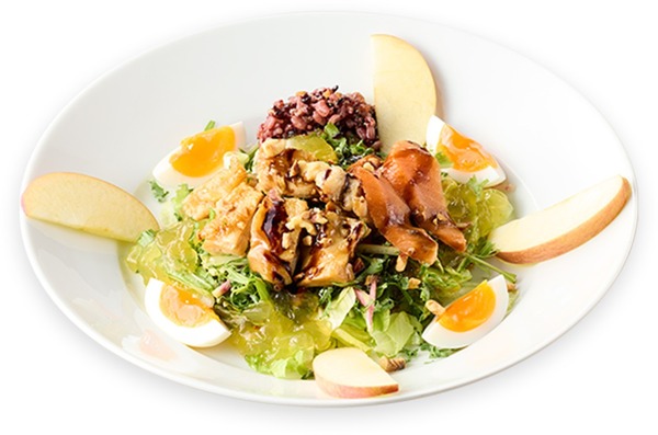 「QUARTET NIGHTの美味しさ煌めく宝石サラダプレート」1,529円（税込）（C）UTA☆PRI-MOVIE TN PROJECT