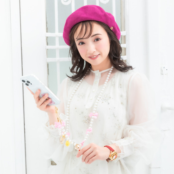 TVアニメ『カードキャプターさくら クリアカード編』「星の鍵 モデル スマホストラップ＆フォンタブ」使用例（C）CLAMP・ST/講談社・NEP・NHK