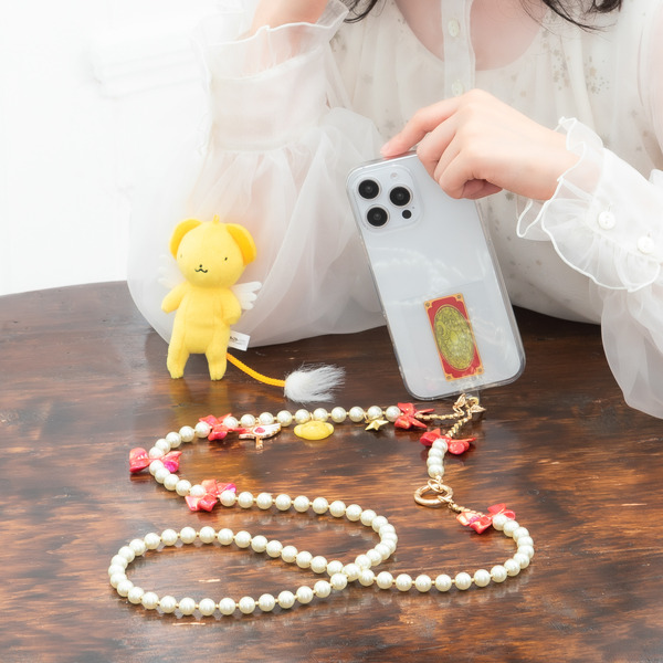 TVアニメ『カードキャプターさくら クリアカード編』「封印の鍵 モデル スマホストラップ＆フォンタブ」使用例（C）CLAMP・ST/講談社・NEP・NHK