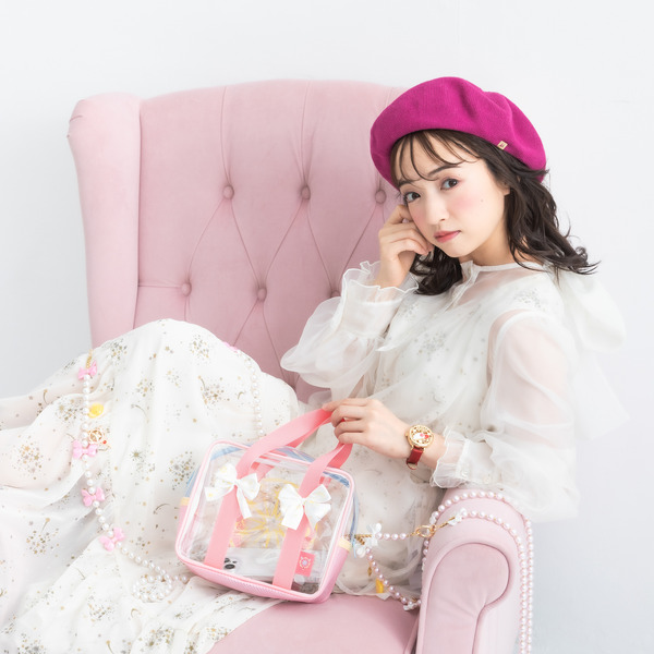 TVアニメ『カードキャプターさくら クリアカード編』「木之本 桜 モデル クリアバッグ」使用例（C）CLAMP・ST/講談社・NEP・NHK