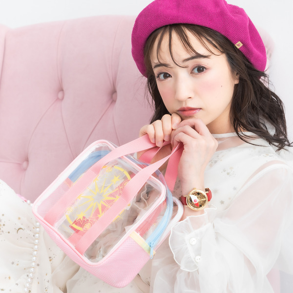 TVアニメ『カードキャプターさくら クリアカード編』「木之本 桜 モデル クリアバッグ」使用例（C）CLAMP・ST/講談社・NEP・NHK