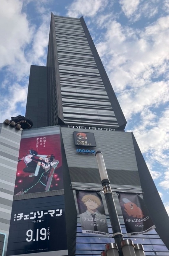 壁面広告＆チェンソーマンキャラクターフラッグ