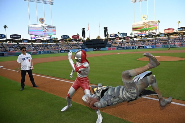 ウルトラマン、バルタン星人が始球式に登場！