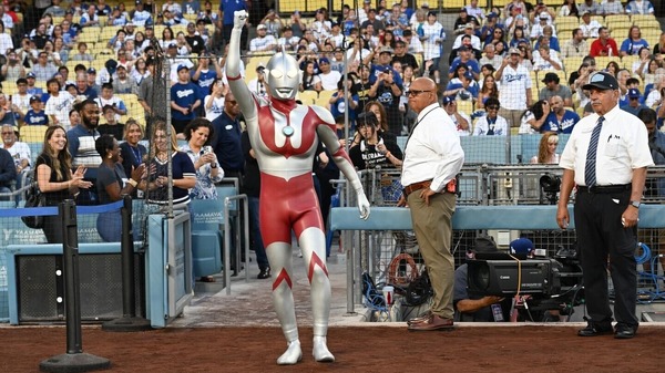 ウルトラマン、バルタン星人が始球式に登場！