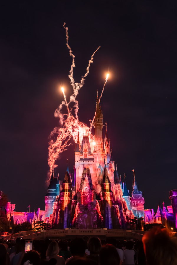 ミセスとコラボのベイマックスやきらびやかなパレードにキャッスルショーまで！“夜プラン”で満喫する東京ディズニーランド