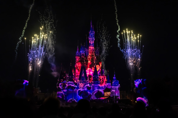 ミセスとコラボのベイマックスやきらびやかなパレードにキャッスルショーまで！“夜プラン”で満喫する東京ディズニーランド