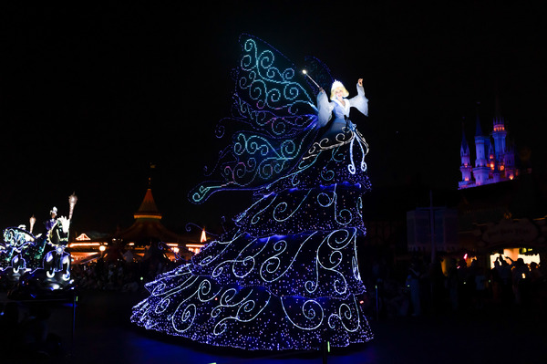 ミセスとコラボのベイマックスやきらびやかなパレードにキャッスルショーまで！“夜プラン”で満喫する東京ディズニーランド