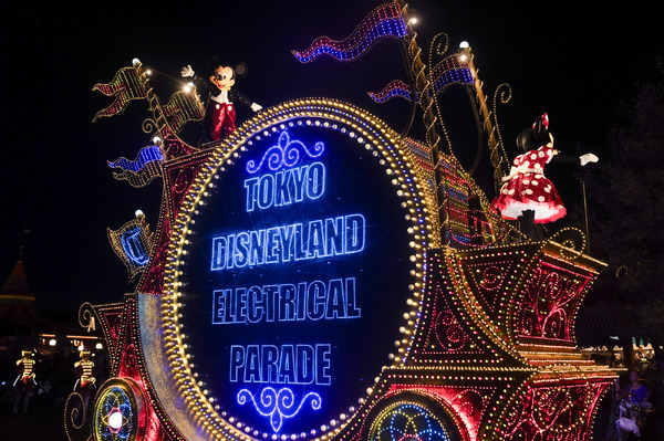 ミセスとコラボのベイマックスやきらびやかなパレードにキャッスルショーまで！“夜プラン”で満喫する東京ディズニーランド