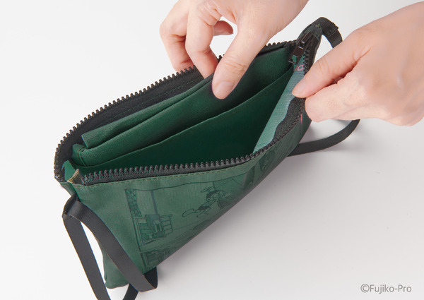 『大長編ドラえもん のび太と鉄人兵団』スペアバッグつきサコッシュの使用イメージ（C）Fujiko-Pro