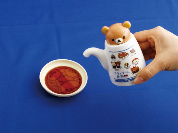 「リラックマ寿司 しょうゆさし」使用イメージ（C）2025 SAN-X CO., LTD. ALL RIGHTS RESERVED.