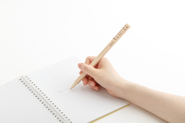 「リラックマ寿司 わりばしみたいなボールペン」使用イメージ（C）2025 SAN-X CO., LTD. ALL RIGHTS RESERVED.