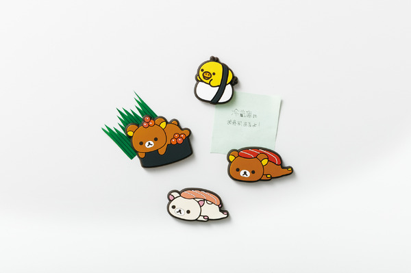 「リラックマ寿司 おすしマグネット」使用イメージ（C）2025 SAN-X CO., LTD. ALL RIGHTS RESERVED.