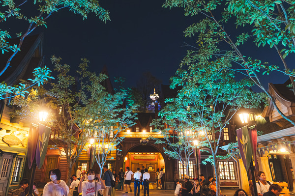 終演する「ビッグバンドビート」のイベントも開催中！暑さやわらぐレイトサマーの東京ディズニーシーを満喫