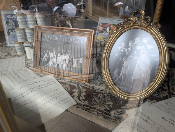 終演する「ビッグバンドビート」のイベントも開催中！暑さやわらぐレイトサマーの東京ディズニーシーを満喫