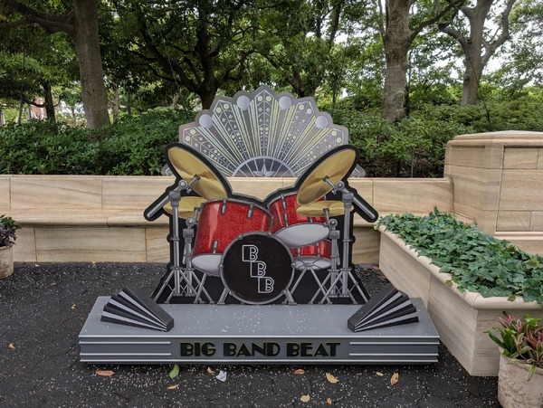 終演する「ビッグバンドビート」のイベントも開催中！暑さやわらぐレイトサマーの東京ディズニーシーを満喫