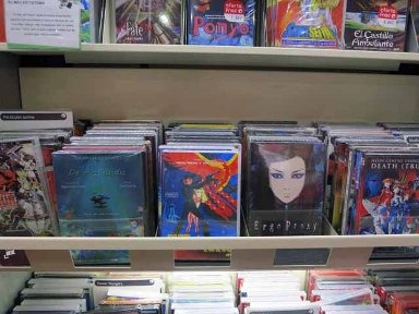 [ミニコラム②]DVDコーナーも日本製animeが満載。近年の話題作から古典まで充実しています。 