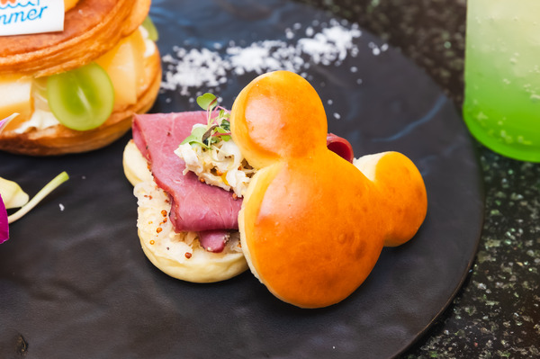 パストラミとザワークラウトのミッキーサンドウィッチ