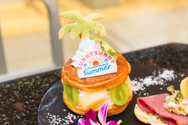 ピーチとシャインマスカットのデニッシュサンドウィッチ