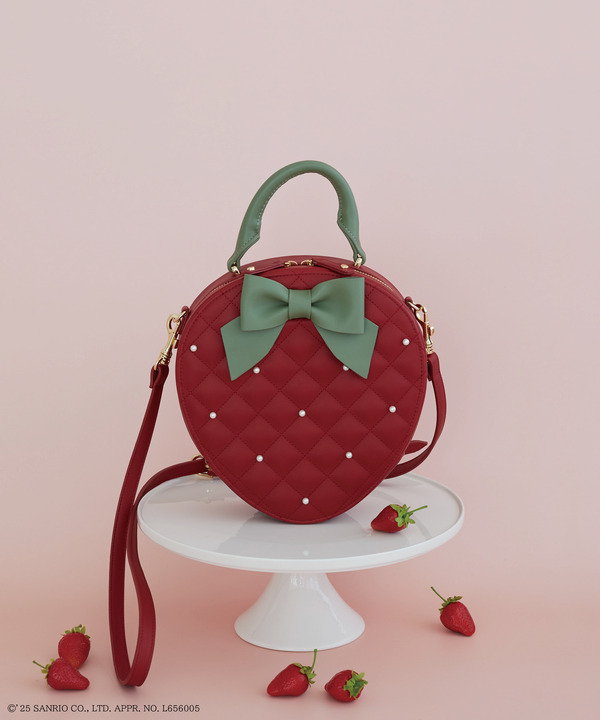 Maison de FLEUR × いちご新聞「いちごショルダーバッグ」（C）’25 SANRIO CO., LTD. APPR. NO. L656005