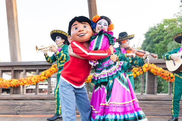 ミゲルも登場！東京ディズニーシー、ディズニー＆ピクサー映画『リメンバー・ミー』の世界がテーマの「ラソス・デ・ラ・ファミリア」初開催！