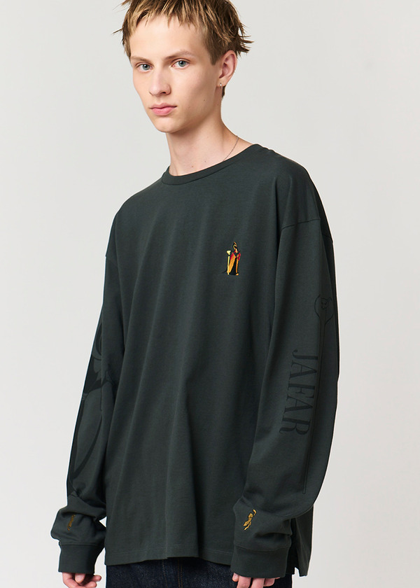 ディズニーヴィランズ×グラニフ「ジャファー｜長袖Tシャツ」着用イメージ（C）Disney