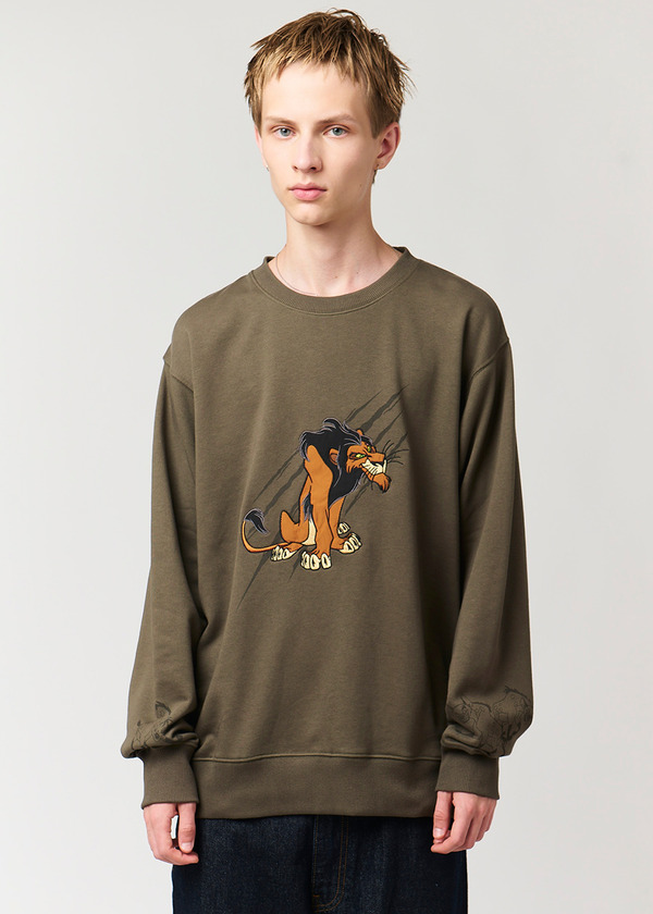 ディズニーヴィランズ×グラニフ「スカー｜裏毛スウェット」着用イメージ（C）Disney