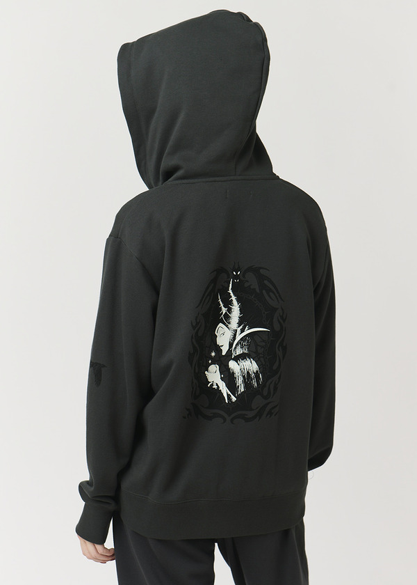 ディズニーヴィランズ×グラニフ「マレフィセント｜裏毛ビッグシルエットジップパーカー」着用イメージ（C）Disney