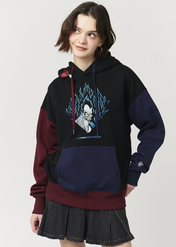 ディズニーヴィランズ×グラニフ「ハデス｜裏毛ビッグシルエットパーカー」着用イメージ（C）Disney