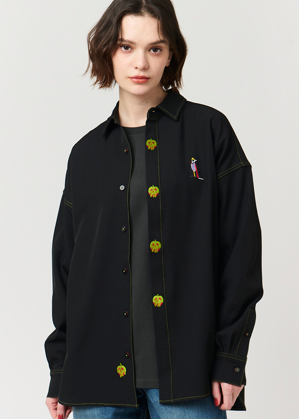 ディズニーヴィランズ×グラニフ「毒リンゴ｜ビッグシルエットシャツ」着用イメージ（C）Disney