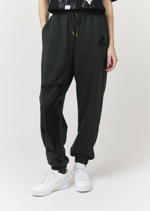 ディズニーヴィランズ×グラニフ「マレフィセントドラゴン｜裏毛パンツ」着用イメージ（C）Disney