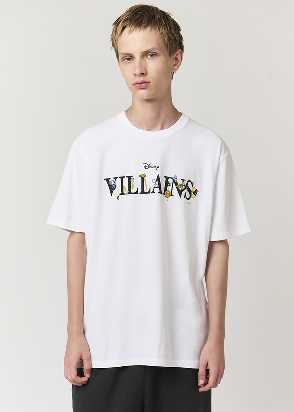 ディズニーヴィランズ×グラニフ「ヴィランズ ロゴ｜Tシャツ」着用イメージ（C）Disney