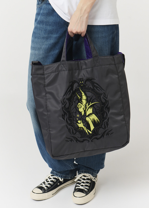 ディズニーヴィランズ×グラニフ「マレフィセント｜ナイロン2WAYトートバッグ」使用イメージ（C）Disney