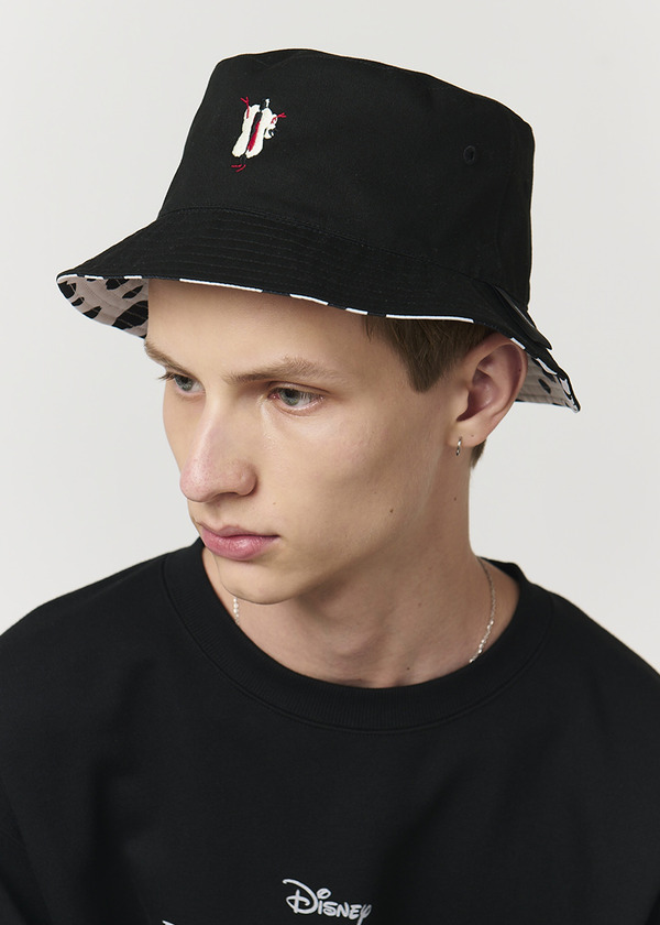 ディズニーヴィランズ×グラニフ「クルエラ｜リバーシブルバケットハット」使用イメージ（C）Disney
