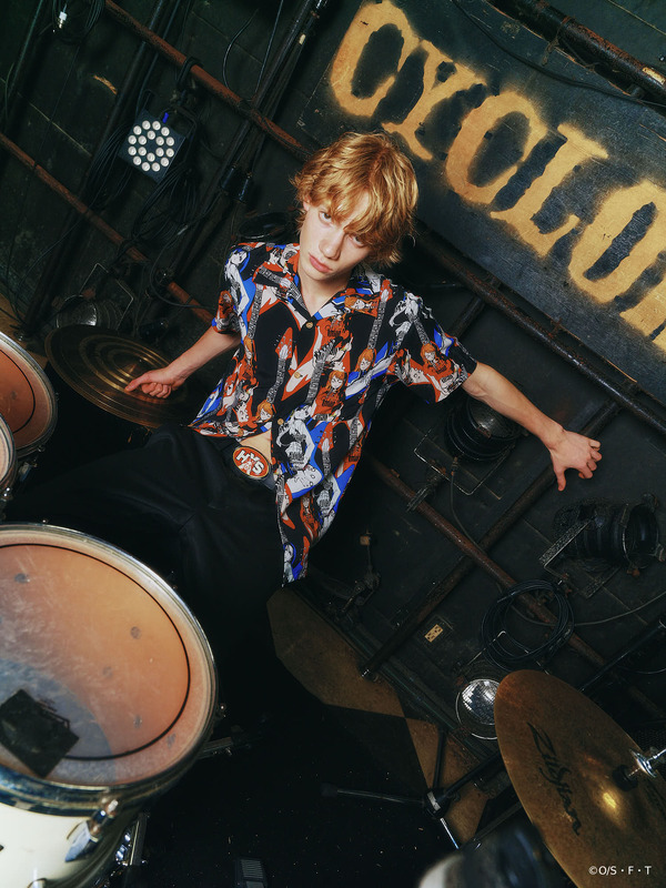 ONE PIECE×HYSTERIC GLAMOUR「NAMI ＆ BOA.HANCOCK TWIN GUITAR柄オープンカラーシャツ」着用イメージ（C）O/S・F・T