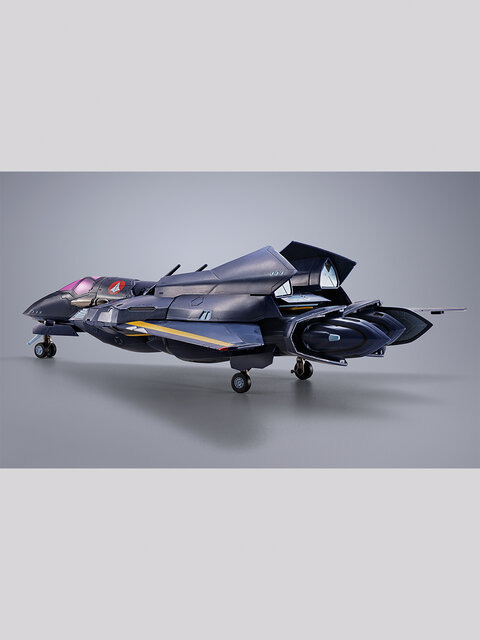 「マクロス7」ガムリン木崎が駆る「ステルスバルキリー」をDX超合金で立体化！ステルス性重視の機体形状、ファイター形態での薄さを再現