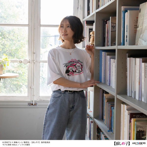 AIR TWOKYO『【推しの子】』第2弾「モノトーンシーンイラストTシャツ 1（アイ）」着用イメージ（C）赤坂アカ×横槍メンゴ／集英社・【推しの子】製作委員会